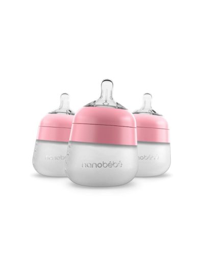 Tres biberones de silicón de color rosa