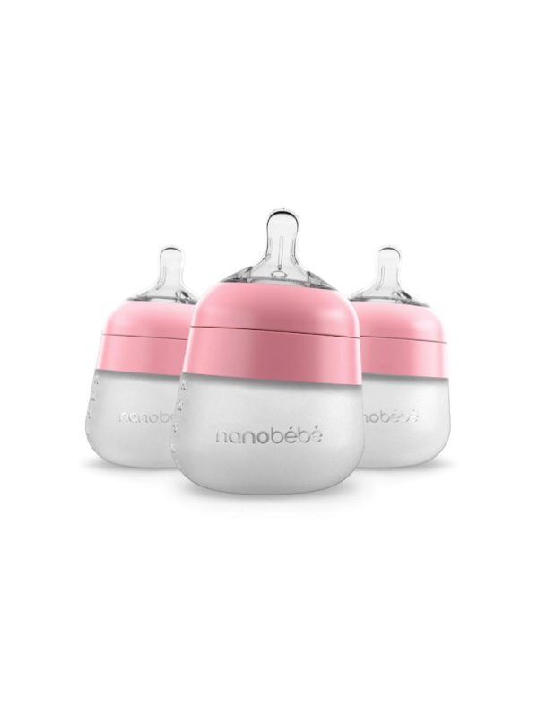 Tres biberones de silicón de color rosa